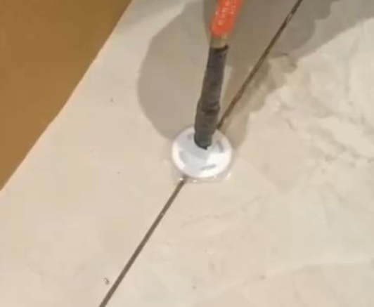 高密瓷砖空鼓维修公司专业解答瓷砖在铺贴过程中，如果没有涂抹均匀到位的粘结材料（如水泥砂浆或瓷砖胶），可能会导致以下问题