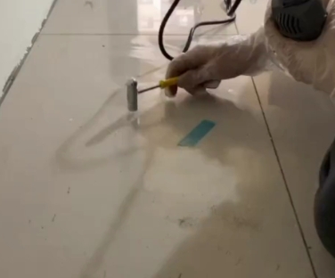 高密瓷砖开裂维修公司专业分享瓷砖在铺贴前如果没有沥干水分，将会导致以下问题